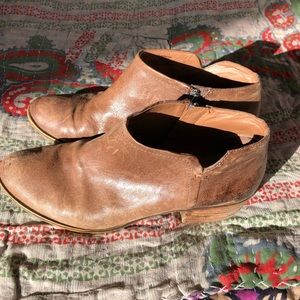 Lucky Booties- 10- tan leather